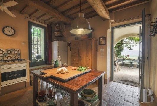 An old olive grove farmhouse restored to its former glory, overlooking the countryside in the Val d'Orcia in Tuscany - photo  n°9